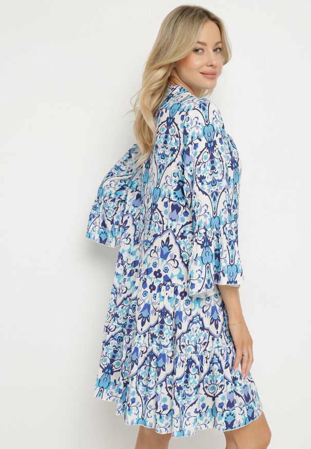 Born2be - Niebieska Rozkloszowana Sukienka z Wiskozą w Ornamentalny Wzór Ravapia. Okazja: na spacer, na co dzień. Typ kołnierza: dekolt w kształcie V. Kolor: niebieski. Materiał: wiskoza. Sezon: lato. Styl: casual