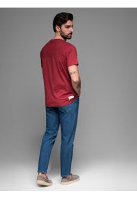 Ombre Clothing - T-shirt LOOSE FIT męski z kieszonką – czerwony V3 - Rozmiar: XL. Okazja: na co dzień. Kolor: czerwony. Materiał: prążkowany, bawełna. Wzór: aplikacja. Styl: klasyczny, casual
