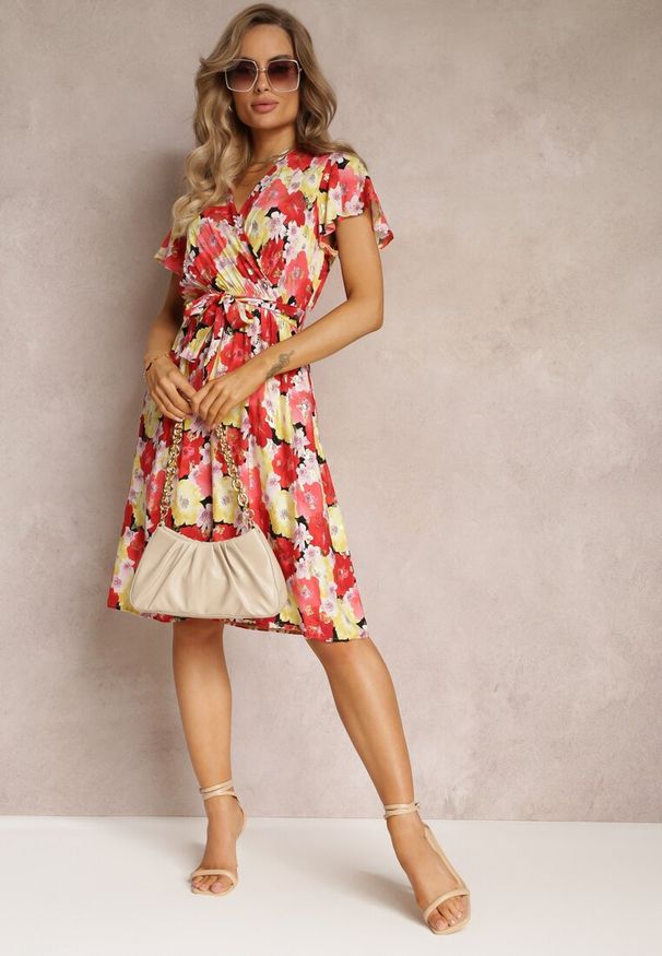 Renee - Czerwono-Żółta Rozkloszowana Sukienka z Kopertowym Dekoltem i Wiązanym Paskiem Kanges. Kolor: czerwony. Materiał: tkanina, wiskoza, materiał. Wzór: aplikacja. Sezon: lato. Typ sukienki: kopertowe