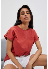 MOODO - T-shirt z kieszonką. Kolor: czerwony. Materiał: bawełna, elastan. Wzór: gładki. Styl: klasyczny #1