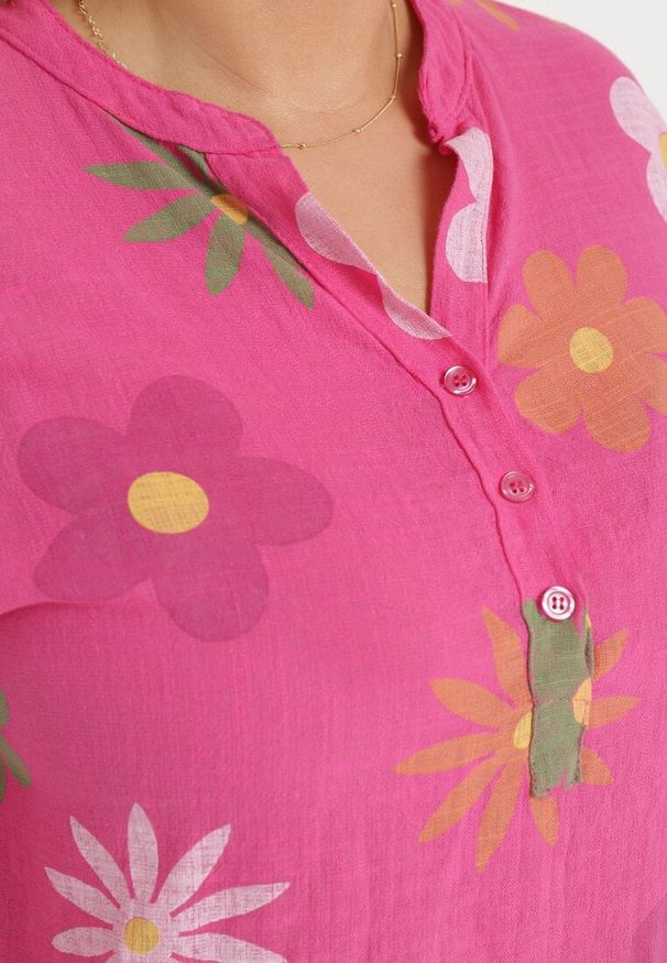 Born2be - Fuksjowa Koszula z Lnu i Bawełny w Kwiaty z Krótkim Rękawem Ambubia. Okazja: na co dzień. Typ kołnierza: dekolt w kształcie V. Kolekcja: plus size. Kolor: różowy. Długość: krótkie. Wzór: kwiaty. Materiał: bawełna, len. Długość rękawa: krótki rękaw. Sezon: lato. Styl: casual
