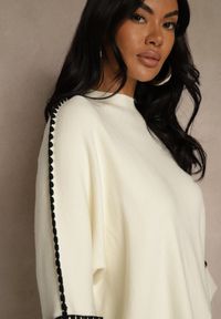 Renee - Jasnobeżowy Sweter Ozdobiony Lamówką na Rękawach Tusenna. Okazja: na co dzień. Kolor: beżowy. Materiał: jeans. Wzór: aplikacja. Styl: casual, elegancki, wizytowy #5