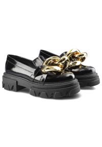 Półbuty damskie Carinii, naturalna skóra lakierowana na wysokiej podeszwie ze złotym elementem łańcucha nad palcami, czarne, B5976_-037-000-000-E33. Okazja: na co dzień, do pracy. Zapięcie: bez zapięcia. Kolor: czarny. Szerokość cholewki: normalna. Materiał: lakier, skóra, materiał. Sezon: wiosna. Obcas: na obcasie. Styl: casual, elegancki. Wysokość obcasa: niski #7