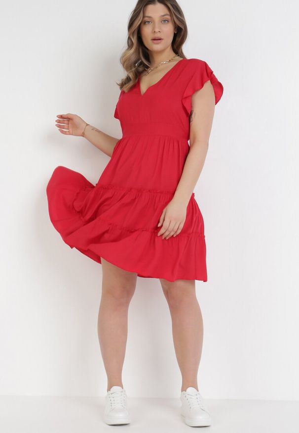 Born2be - Czerwona Sukienka Callirea. Okazja: na co dzień. Typ kołnierza: kołnierz z falbankami. Kolor: czerwony. Sezon: lato. Typ sukienki: proste. Styl: casual. Długość: mini
