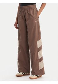 Adidas - adidas Spodnie dresowe Blocked Washed KD8790 Brązowy Loose Fit. Kolor: brązowy. Materiał: syntetyk #1