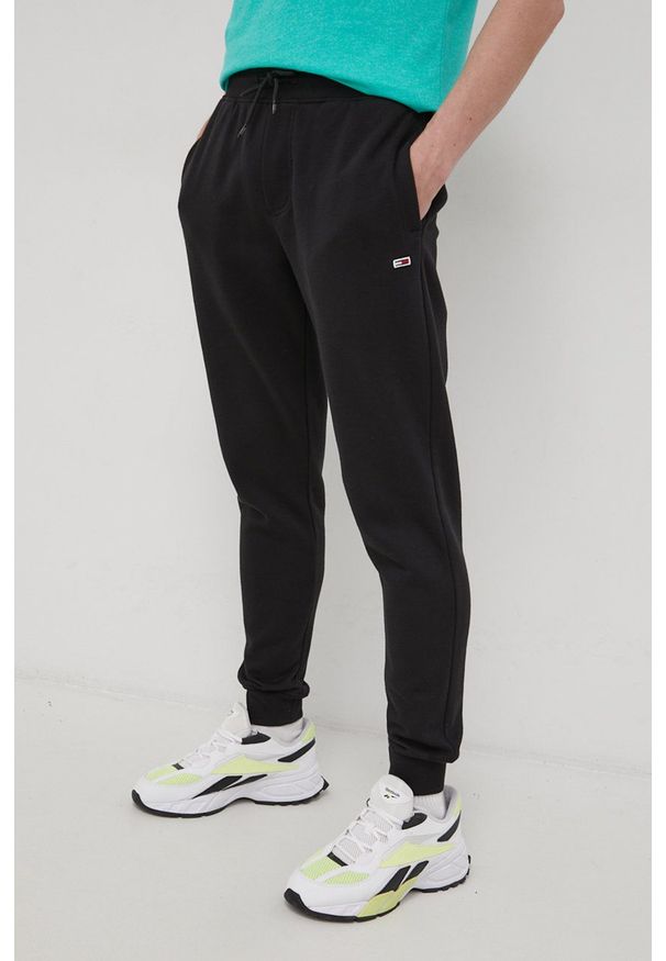 Tommy Jeans Spodnie męskie kolor czarny gładkie. Kolor: czarny. Materiał: dzianina, bawełna. Wzór: gładki