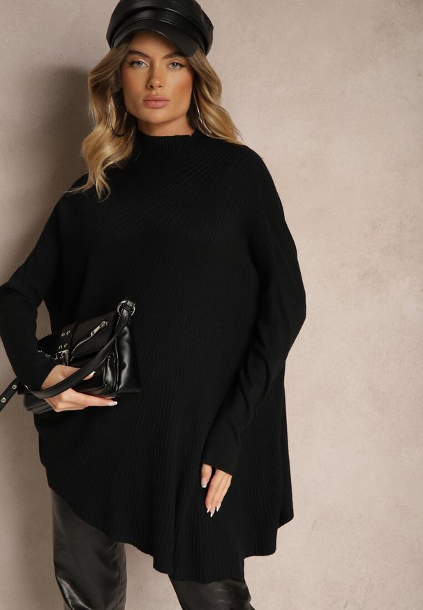 Renee - Czarny Asymetryczny Golf z Wiskozą z Rękawami o Nietoperzowym Kroju Realeen. Okazja: na co dzień. Typ kołnierza: golf. Kolor: czarny. Materiał: wiskoza. Styl: elegancki, casual