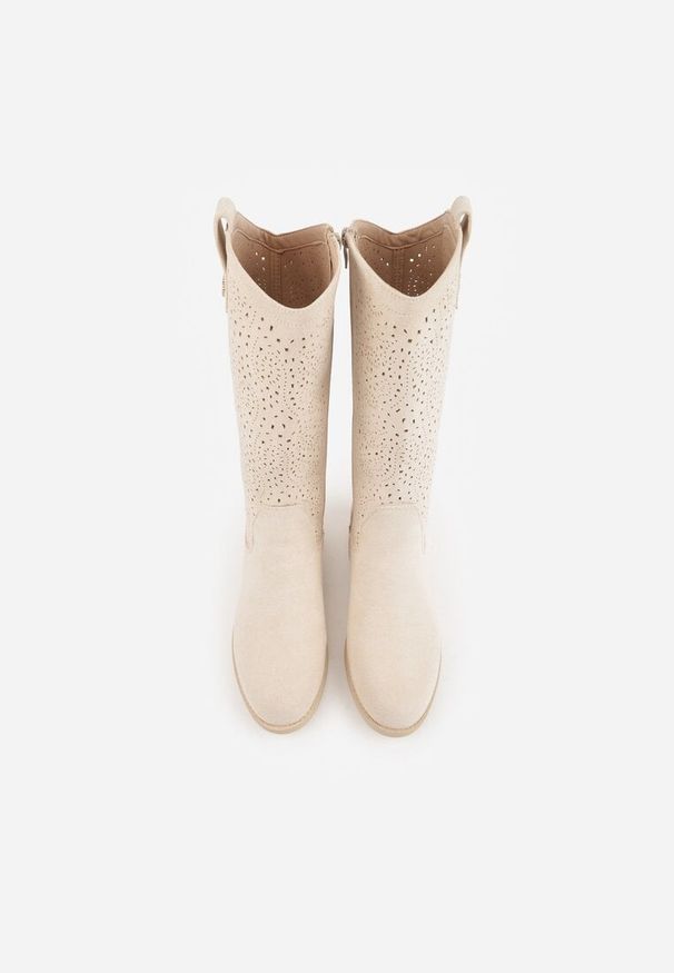 Born2be - Beżowe Botki Typu Kowbojki Ażurowe Ozdobione Metaliczną Aplikacją Iomosa. Okazja: do pracy, na co dzień. Kolor: beżowy. Materiał: prążkowany, skóra. Wzór: aplikacja, ażurowy. Styl: elegancki, casual