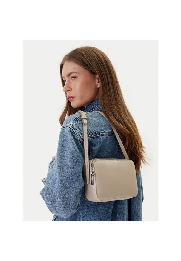 Torebka Calvin Klein. Kolor: beżowy