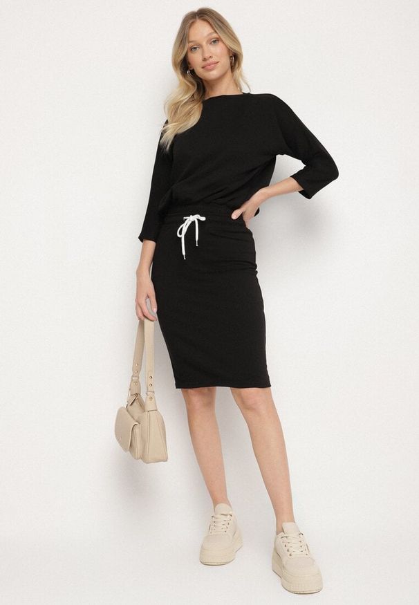 Born2be - Czarny Komplet z Bawełną Bluza i Dopasowana Spódnica Ralietta. Kolor: czarny. Materiał: bawełna