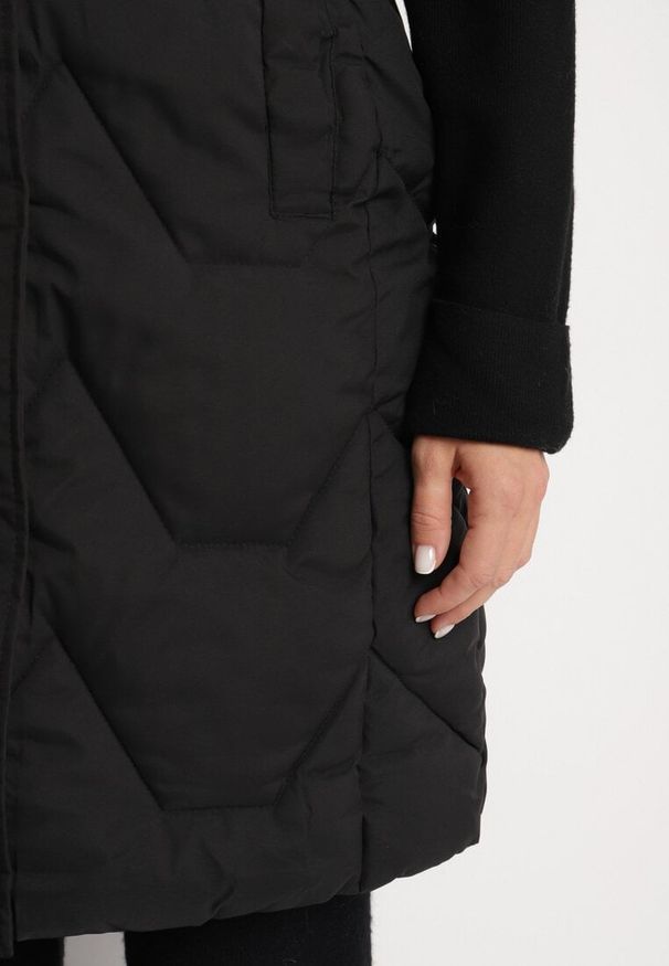 Born2be - Czarna Kamizelka Pikowana z Futerkiem i Kapturem Innarella. Okazja: na co dzień, do pracy. Kolor: czarny. Materiał: futro. Styl: casual, elegancki