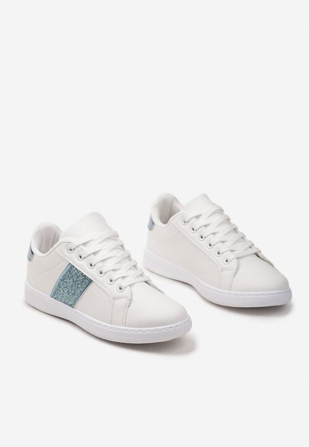 Born2be - Biało-Niebieskie Sneakersy z Brokatowym Paskiem na Bogu Calapsa. Okazja: na co dzień. Nosek buta: okrągły. Zapięcie: pasek. Kolor: biały. Materiał: materiał. Obcas: na obcasie. Wysokość obcasa: niski