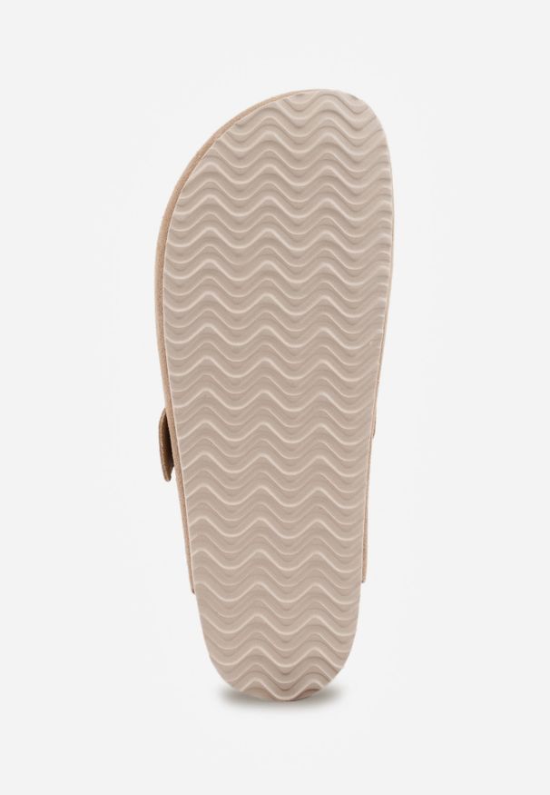 Renee - Beżowe Klapki Typu Chodaki z Zamszu Naturalnego z Klamrą Meridnore. Kolor: beżowy. Materiał: zamsz. Sezon: lato. Styl: elegancki