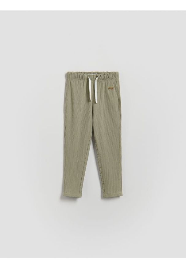 Reserved - Prążkowane legginsy - oliwkowy. Kolor: oliwkowy. Materiał: prążkowany