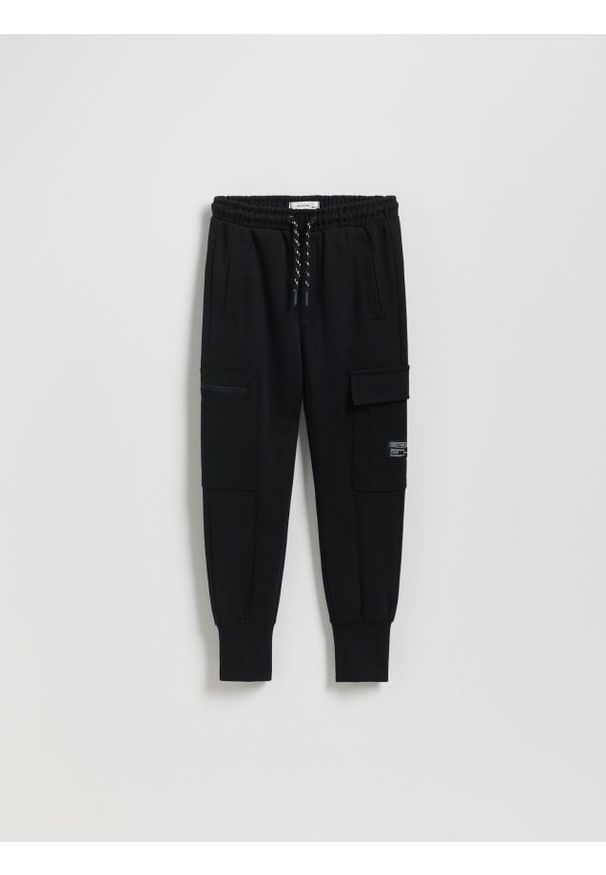 Reserved - Joggery cargo z kieszeniami - czarny. Kolor: czarny. Materiał: dzianina, bawełna