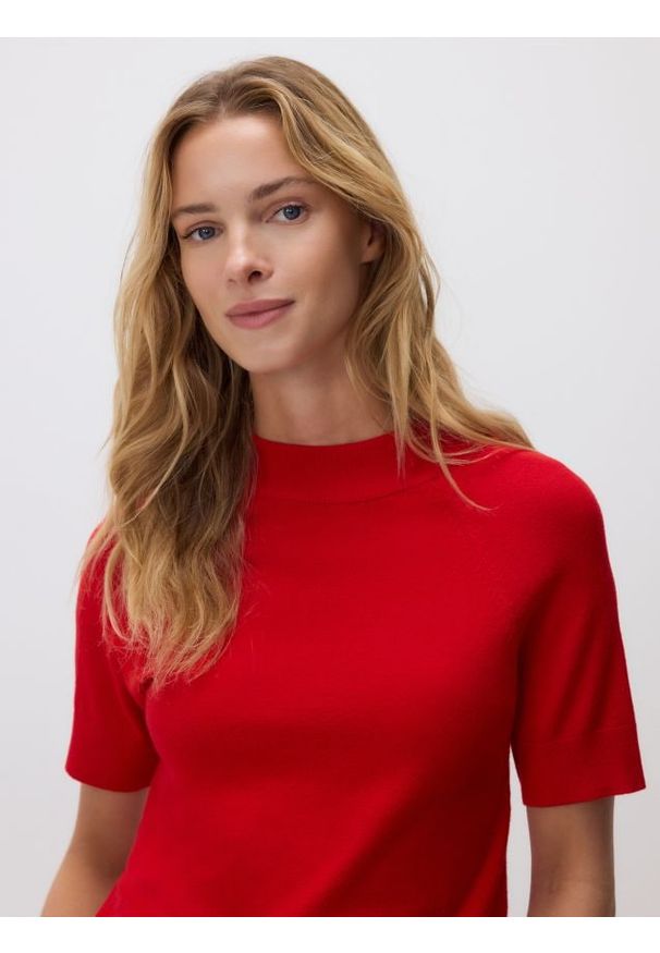 Reserved - Gładki sweter - czerwony. Kolor: czerwony. Materiał: wiskoza, dzianina. Wzór: gładki