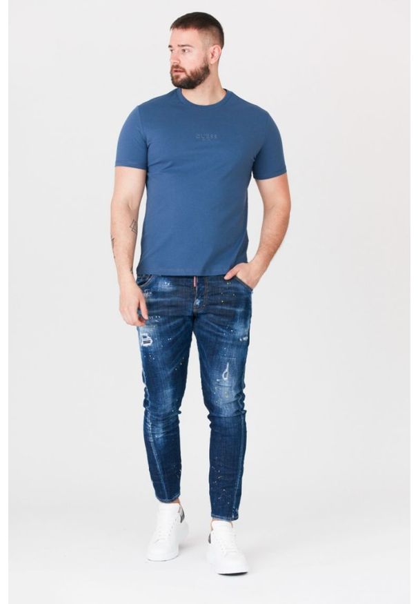 Guess - GUESS Niebieski t-shirt męski z aplikacją z logo. Kolor: niebieski. Wzór: aplikacja