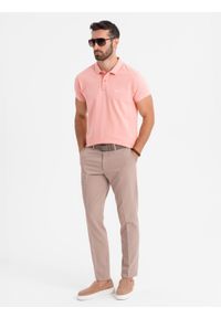 Ombre Clothing - Polo koszulka z bawełnianej dzianiny pique – różowa V5 - Rozmiar: M. Okazja: na co dzień. Typ kołnierza: polo. Kolor: różowy. Materiał: bawełna, dzianina. Długość rękawa: krótki rękaw. Długość: krótkie. Wzór: haft. Styl: casual, elegancki #4