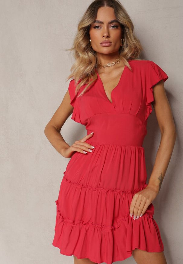 Renee - Czerwona Taliowana Sukienka Mini Ozdobiona Falbankami Salleni. Okazja: na co dzień. Typ kołnierza: kołnierz z falbankami. Kolor: czerwony. Materiał: wiskoza. Wzór: aplikacja. Styl: casual. Długość: mini