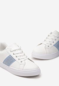 Born2be - Bialo-Niebieskie Sneakersy Ozdobione Cyrkoniami Perlara. Nosek buta: okrągły. Zapięcie: sznurówki. Kolor: biały. Materiał: materiał. Wzór: aplikacja. Obcas: na obcasie. Wysokość obcasa: niski