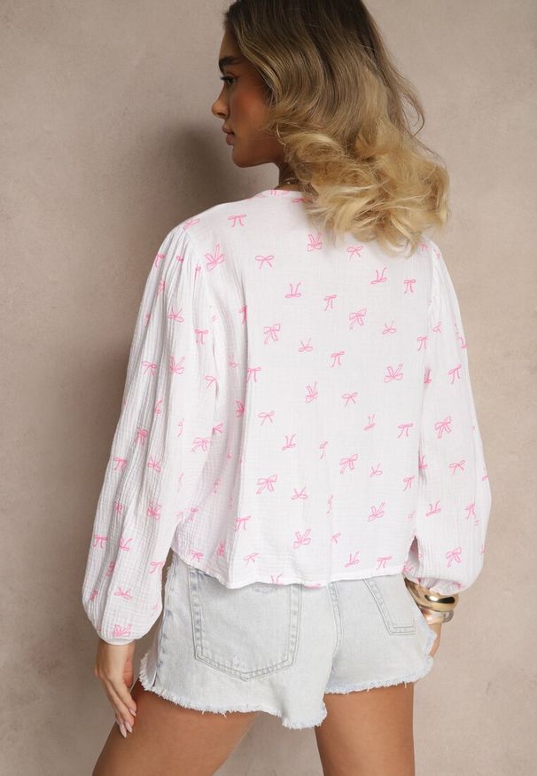 Renee - Biała Bawełniana Bluzka Koszulowa z Długim Rękawem Wiązana z Przodu Liosame. Okazja: na co dzień, na spotkanie biznesowe. Typ kołnierza: dekolt w kształcie V. Kolor: biały. Materiał: bawełna. Długość rękawa: długi rękaw. Długość: długie. Styl: biznesowy, klasyczny, casual, elegancki