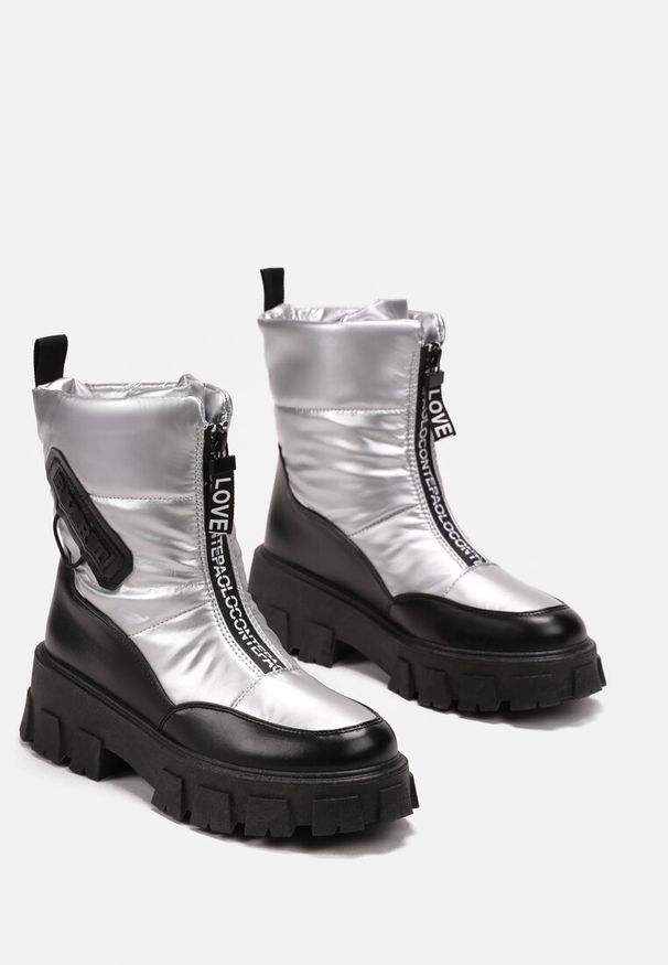 Born2be - Srebrne Śniegowce na Płaskiej Podeszwie z Zamkiem z Przodu i Napisem Bulluna. Zapięcie: zamek. Kolor: srebrny. Materiał: jeans. Wzór: napisy. Obcas: na płaskiej podeszwie