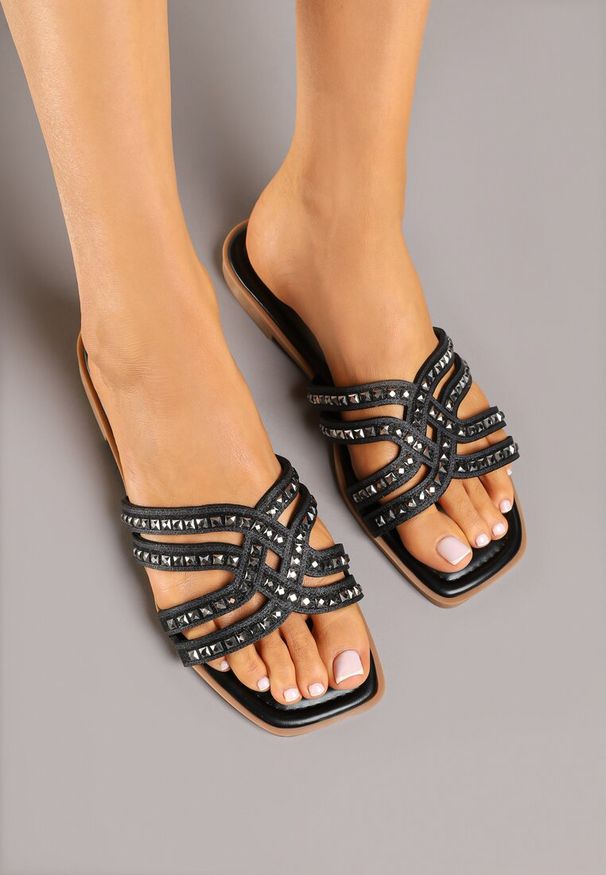 Born2be - Czarne Klapki na Płaskiej Podeszwie z Ozdobnymi Paskami z Cyrkoniami Tenasina. Kolor: czarny. Wzór: aplikacja. Sezon: lato. Obcas: na płaskiej podeszwie. Styl: elegancki