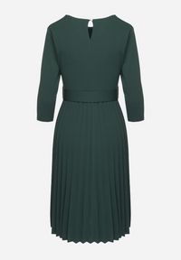 Born2be - Ciemnozielona Rozkloszowana Sukienka z Plisami i Paskiem z Klamrą Lennoria. Okazja: do pracy, na spotkanie biznesowe. Kolor: zielony. Typ sukienki: rozkloszowane. Styl: biznesowy, elegancki #6