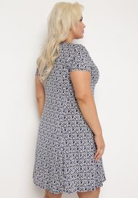 Born2be - Granatowo-Biała Rozkloszowana Sukienka z Wiskozy Krótkim Rękawem i Mozaikowym Printem Hyacina. Kolor: niebieski. Materiał: wiskoza. Długość rękawa: krótki rękaw. Wzór: nadruk. Sezon: lato. Styl: wakacyjny #2