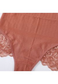 Intica - Stringi z wysokim stanem z delikatną koronką Lotte. Stan: podwyższony. Kolor: beżowy. Materiał: koronka. Wzór: koronka #3