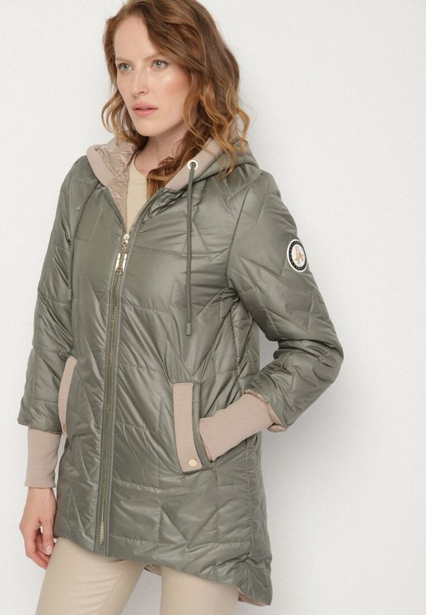 Born2be - Zielona Pikowana Kurtka z Kapturem i Przedłużonym Tyłem Tulara. Okazja: na co dzień. Typ kołnierza: kaptur. Kolor: zielony. Materiał: jeans. Wzór: aplikacja. Styl: casual, elegancki