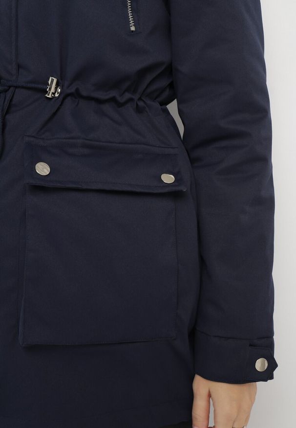 Born2be - Granatowa Kurtka Parka z Kapturem i Futerkiem Nemilia. Typ kołnierza: kaptur. Kolor: niebieski. Materiał: futro. Styl: klasyczny