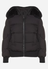 Born2be - Czarna Pikowana Kurtka z Szerokimi Ściągaczami i Ozdobnym Futrem przy Kapturze Inandria. Okazja: na co dzień, do pracy, na spotkanie biznesowe. Kolor: czarny. Materiał: futro. Długość rękawa: długi rękaw. Długość: długie. Styl: biznesowy, klasyczny, casual, elegancki #6