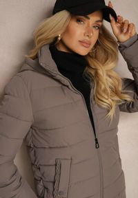 Renee - Ciemnoszara Kurtka z Pikowanymi Przeszyciami z Odpinanym Kapturem i Ściągaczem w Talii Sintavia. Okazja: na co dzień. Kolor: szary. Materiał: jeans. Styl: casual #3