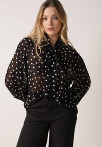 Born2be - Czarna Półtransparentna Koszula w Groszki z Wiązaniem z Wiskozy i Bawełny Iamine. Okazja: do pracy, na spotkanie biznesowe. Kolor: czarny. Materiał: bawełna, wiskoza. Wzór: grochy. Styl: biznesowy, klasyczny, elegancki #3