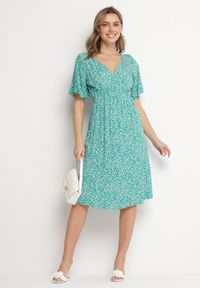Born2be - Zielona Sukienka z Bawełny Rozkloszowana w Kwiaty Esirive. Typ kołnierza: dekolt w kształcie V. Kolor: zielony. Materiał: bawełna. Długość rękawa: krótki rękaw. Wzór: kwiaty #2