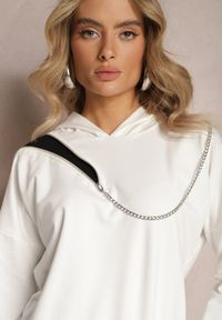 Renee - Biała Asymetryczna Bluza z Bawełny z Kapturem i Ozdobnym Suwakiem Lueur. Typ kołnierza: kaptur. Kolor: biały. Materiał: bawełna. Wzór: aplikacja #5