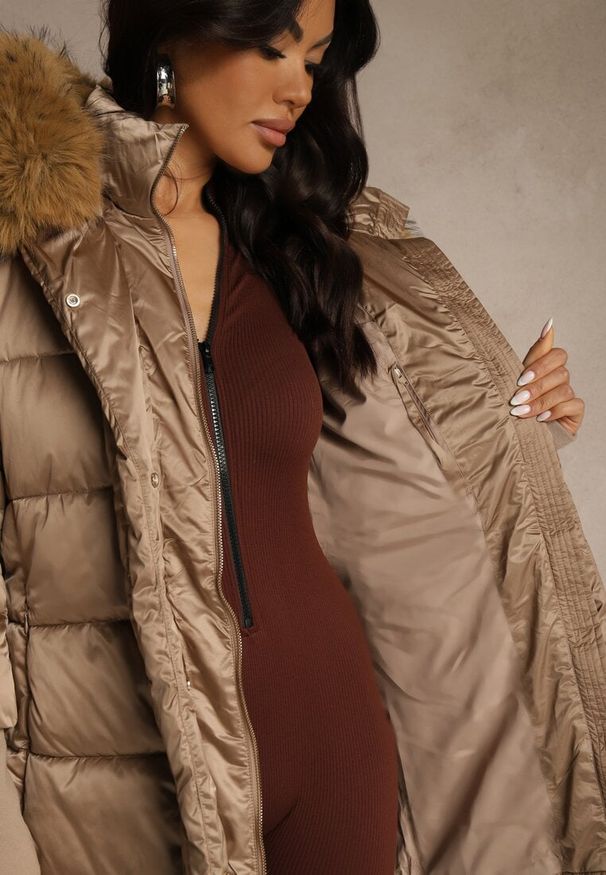 Renee - Ciemnobeżowa Pikowana Kurtka z Paskiem i Kapturem z Futerkiem Lilittia. Kolor: beżowy. Materiał: futro. Sezon: zima. Styl: elegancki