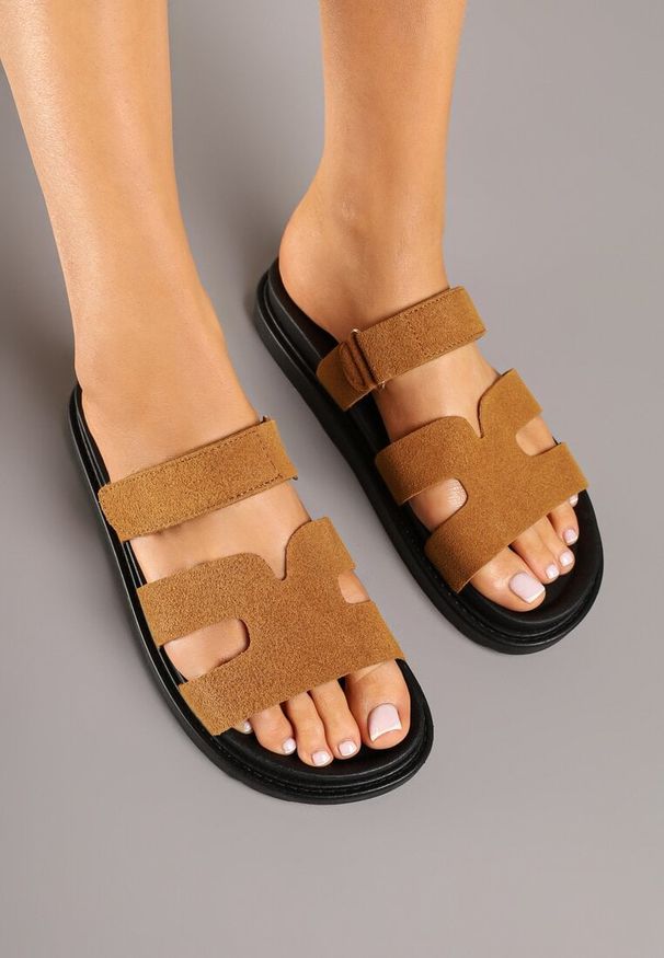 Born2be - Brązowe Klapki z Geometrycznymi Wycięciami Novilinae. Okazja: na co dzień. Kolor: brązowy. Wzór: geometria. Sezon: lato. Styl: elegancki, casual