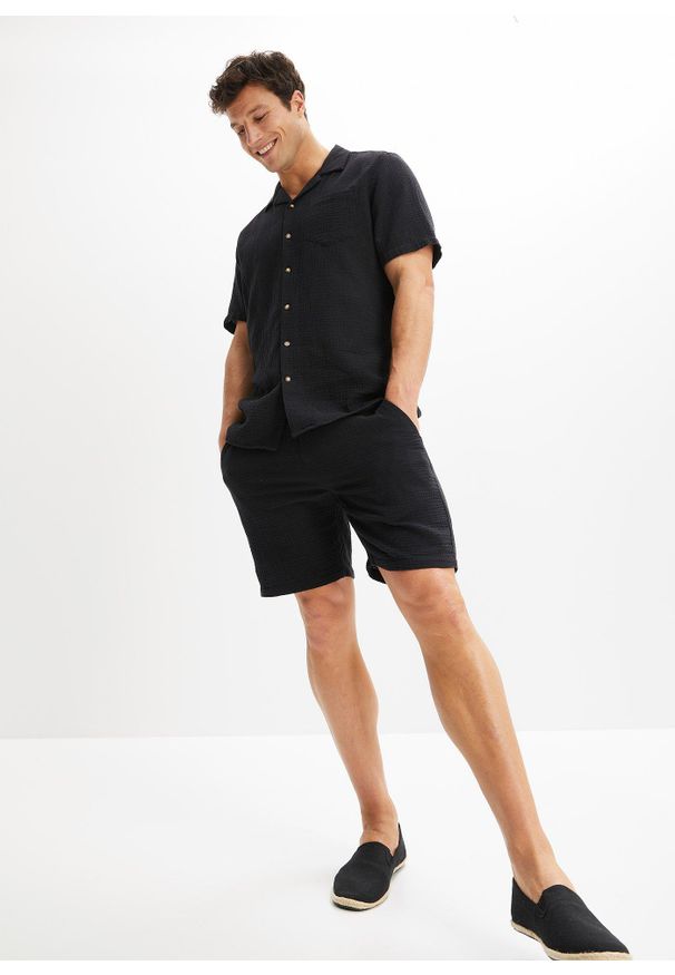 bonprix - Długie szorty muślinowe, Regular Fit. Kolor: czarny. Długość: długie