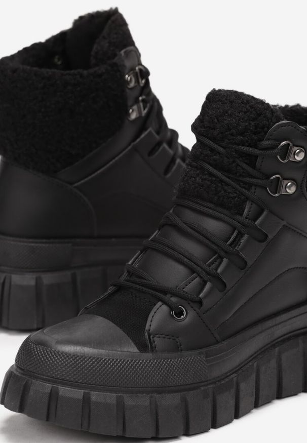 Renee - Czarne Botki na Grubej Podeszwie z Futerkiem Nemda. Okazja: na co dzień. Nosek buta: okrągły. Zapięcie: sznurówki. Kolor: czarny. Materiał: futro. Szerokość cholewki: normalna. Styl: elegancki, casual