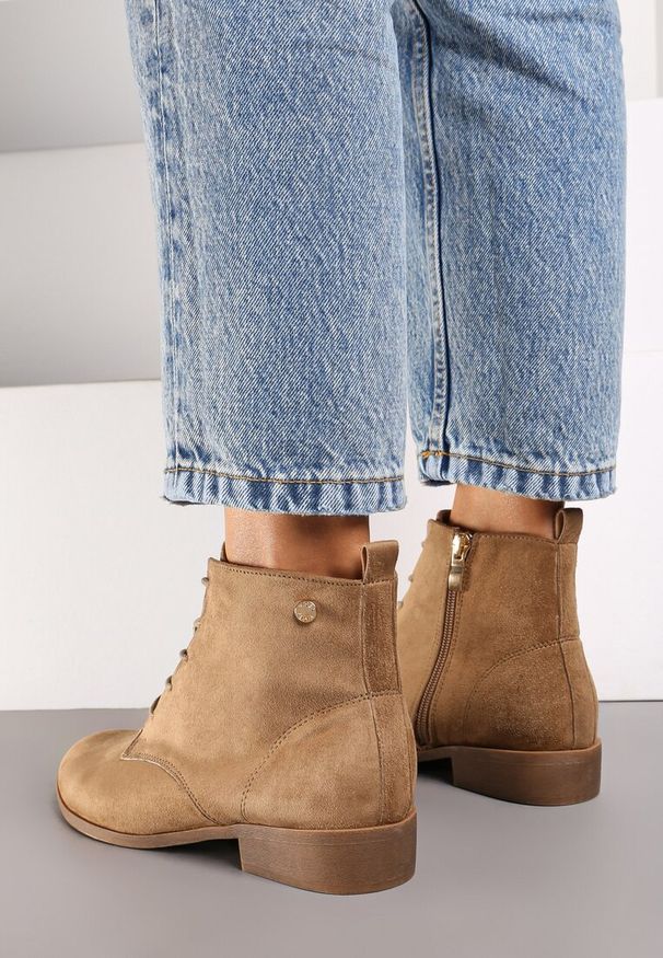 Renee - Ciemnobeżowe Wiązane Botki na Płaskiej Podeszwie Erithara. Okazja: na co dzień. Kolor: beżowy. Materiał: jeans. Obcas: na płaskiej podeszwie. Styl: casual