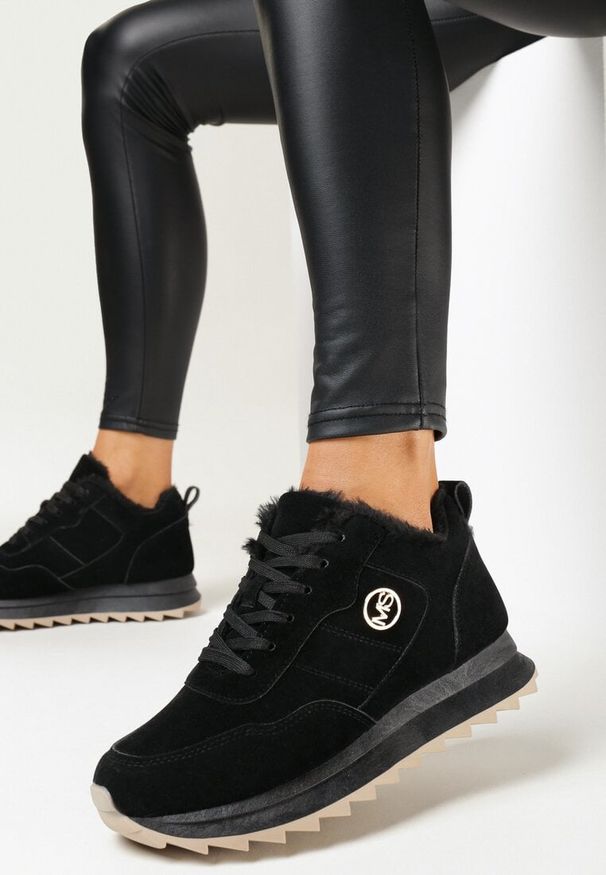 Born2be - Czarne Sneakersy na Platformie z Futerkiem Egiapia. Kolor: czarny. Materiał: futro. Obcas: na platformie