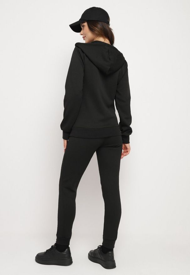 Born2be - Czarny Komplet Dresowy z Bawełną Bluza z Kapturem i Spodnie Jogger Sinaria. Kolor: czarny. Materiał: bawełna, dresówka