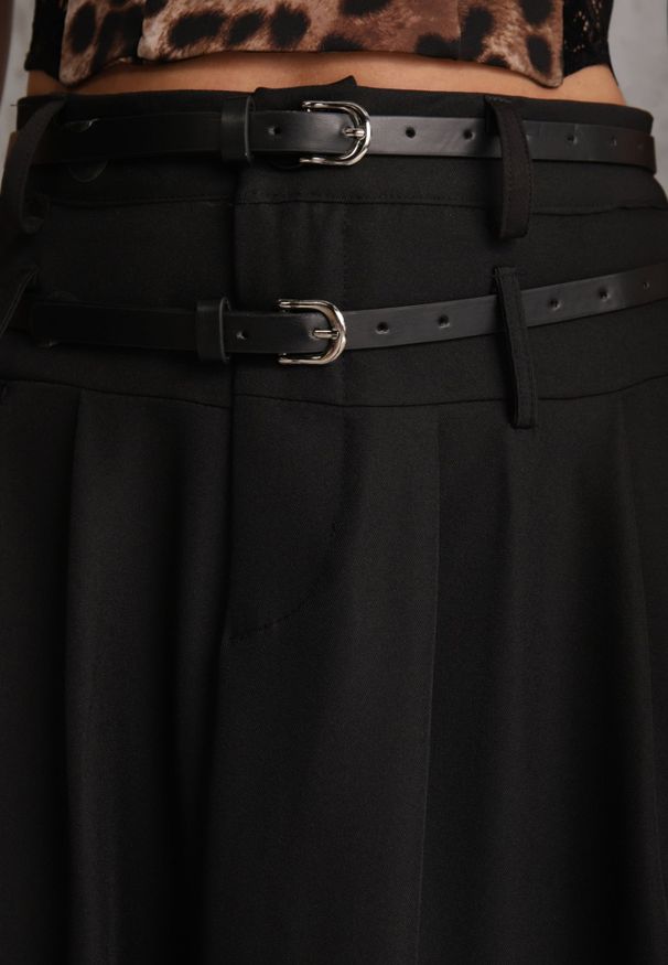 Renee - Czarna Rozkloszowana Spódnica w Stylu Preppy z Kieszeniami i Podwójnym Paskiem Doripla. Okazja: na co dzień. Kolekcja: plus size. Kolor: czarny. Długość: krótkie. Wzór: paski. Styl: casual, elegancki