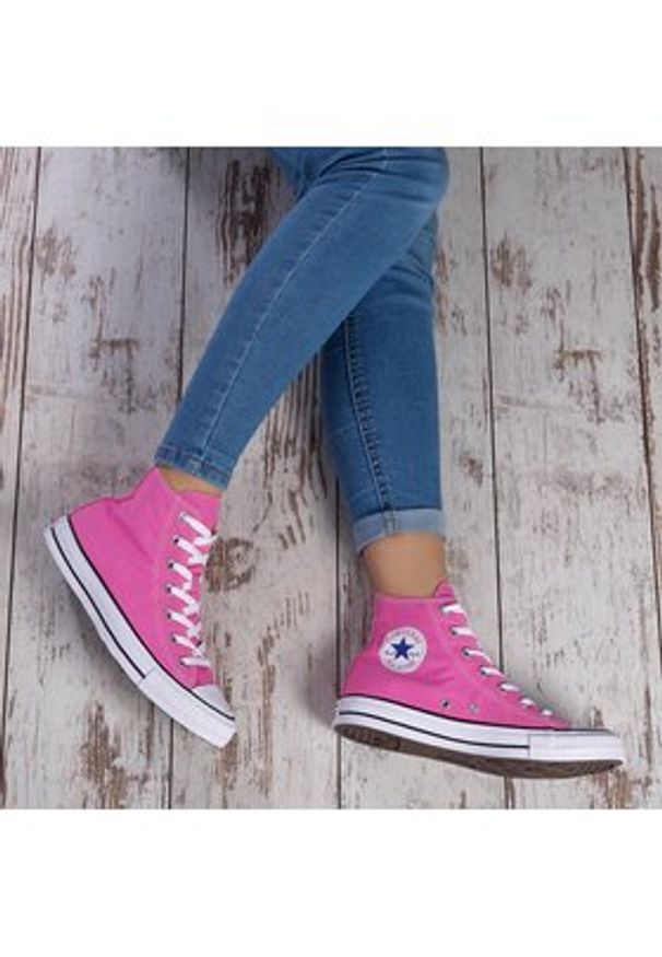 Converse Trampki Chuck Taylor All Star Classic M9006 Różowy. Kolor: różowy. Materiał: materiał