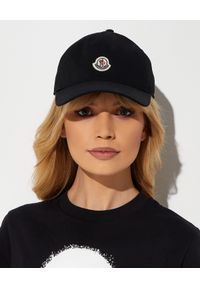MONCLER - Czarna czapka z logo. Kolor: czarny. Materiał: bawełna. Wzór: haft, aplikacja