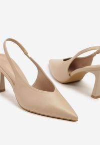 Renee - Ciemnobeżowe Sandały Vices na Szpilce Slingback Ozdobione Nitami Kolliva. Okazja: na co dzień, na spotkanie biznesowe. Kolor: beżowy. Wzór: aplikacja. Obcas: na szpilce. Styl: biznesowy, klasyczny, elegancki, casual #4