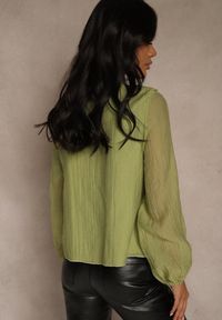 Renee - Zielona Koszulowa Bluzka z Dekoltem V i Falbankami Calomia. Okazja: do pracy, na spotkanie biznesowe. Typ kołnierza: kołnierz z falbankami. Kolor: zielony. Materiał: skóra, jeans. Styl: biznesowy #3