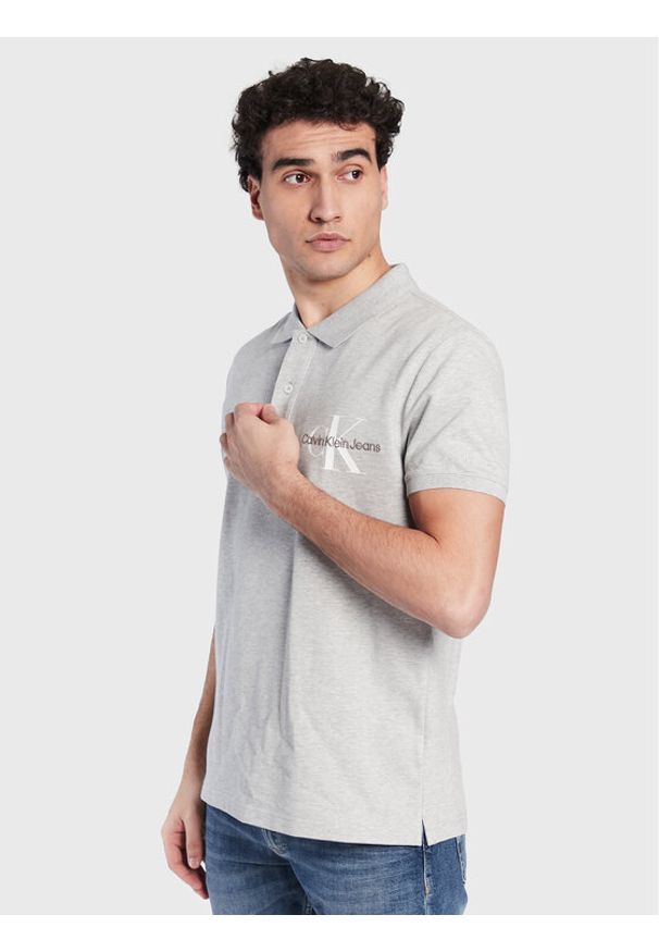 Calvin Klein Jeans Polo J30J322851 Szary Regular Fit. Typ kołnierza: polo. Kolor: szary. Materiał: bawełna